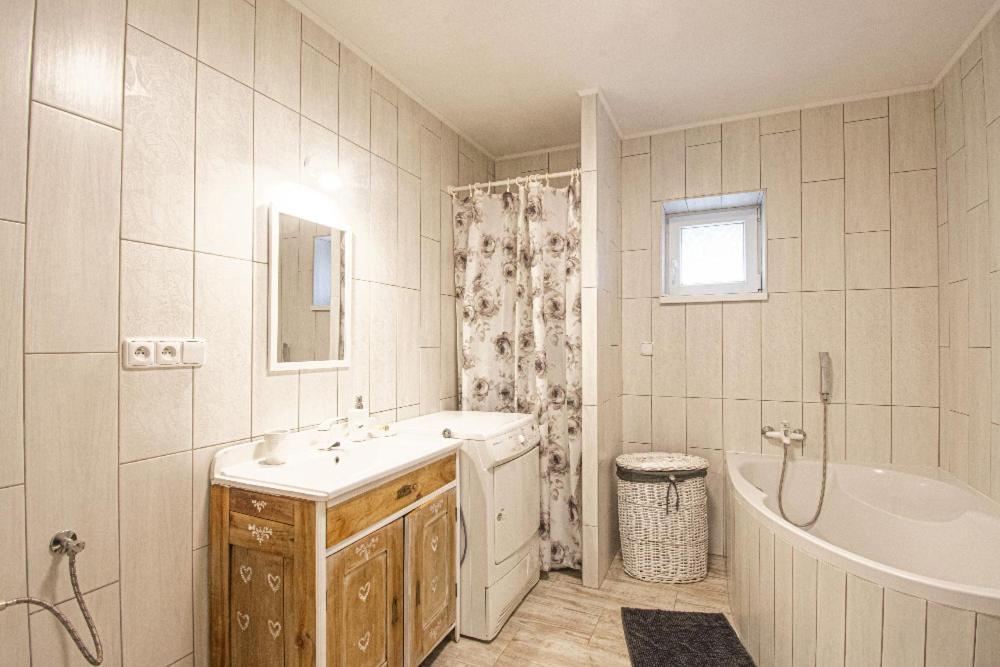 Apartman 2Kk Zlamanka กรอมเมียร์ริช ภายนอก รูปภาพ